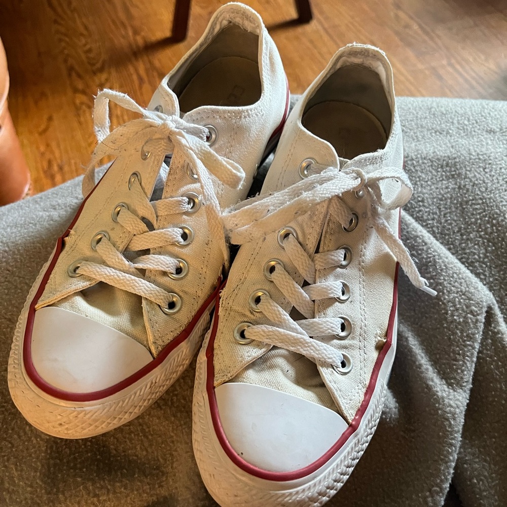 Converse White Men 5/Ladies 7-two breaks in shoes wear left I’m posting cheap